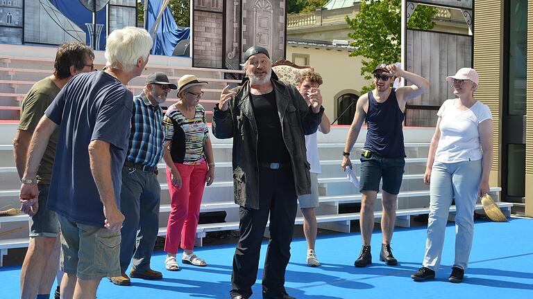 Man kommt nicht, man erscheint: Elizas Vater (Frank Damerius) steht in dieser Szene im Mittelpunkt.&nbsp;