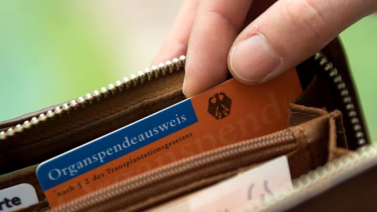 Organspendeausweis in einem Geldbeutel       -  Der Organspendeausweis ist in Apotheken, Arztpraxen oder online als PDF erhältlich.