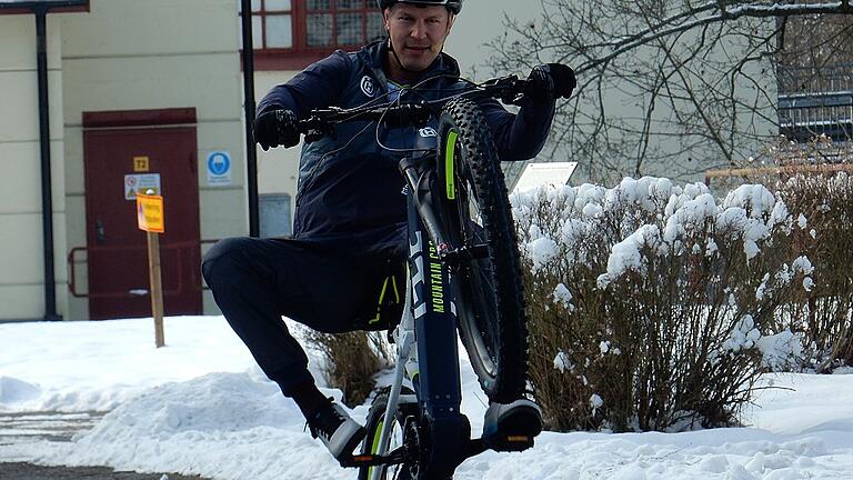 Guido Tschugg – BMX-Trickser, E-Bike-Pionier, Downhill-Weltmeister – zeigte, wie sportlich man auf dem e-Bike unterwegs sein kann. Guido Tschugg – BMX-Trickser, E-Bike-Pionier, Downhill-Weltmeister – zeigte, wie sportlich man auf dem e-Bike unterwegs sein kann.