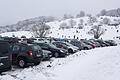 Die Parkplätze in der hessischen Rhön werden am Wochenende gesperrt. In der bayerischen Rhön bleiben sie geöffnet und Wintersport wie hier am Kreuzberg weiterhin möglich.