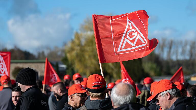 Die Warnstreiks in der bayerischen Metallindustrie gehen am Mittwoch weiter. Die Warnstreiks in der bayerischen Metallindustrie gehen am Mittwoch weiter.