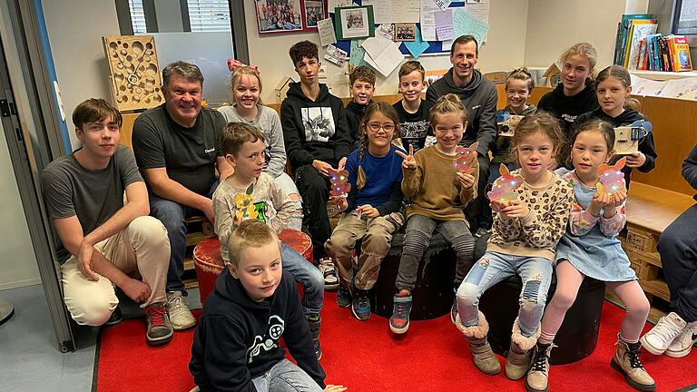 Die Madinger-Minis mit dem Team der Wissenswerkstatt (von links) Erik Deppisch (Bundesfreiwilliger), Dipl.-Ing. (FH) Daniel Thiel (Leitung Wissenswerkstatt) und Markus Dietz (Leitung Wissenswerkstatt).