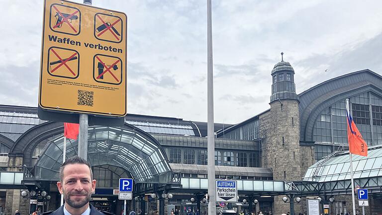 Vor Beginn des Waffenverbots am Hamburger Hauptbahnhof       -  Viele Städte haben sogenannte Waffenverbotszonen eingerichtet, so wie hier am Hamburger Hauptbahnhof. (Archivbild)