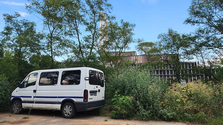 Dieser verlassene Transporter steht seit Wochen in Würzburg am Main. Was steckt dahinter?