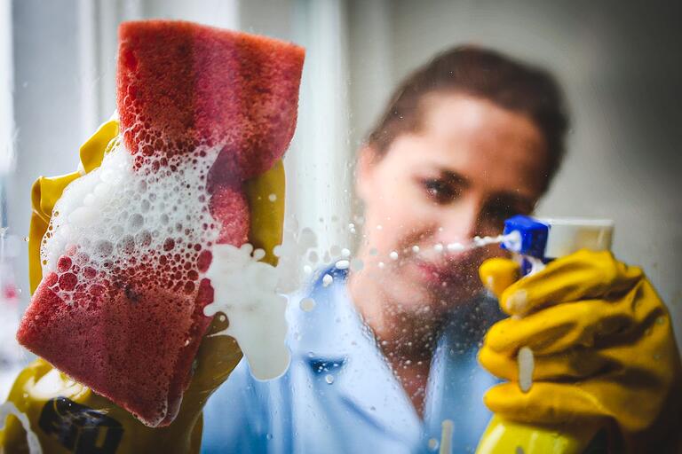 Reinigungskraft, Minijobs, Teilzeit: Frauen arbeiten oft in Beschäftigungsverhältnissen, die schlecht bezahlt werden. Reinigungskraft, Minijobs, Teilzeit: Frauen arbeiten oft in Beschäftigungsverhältnissen, die schlecht bezahlt werden.