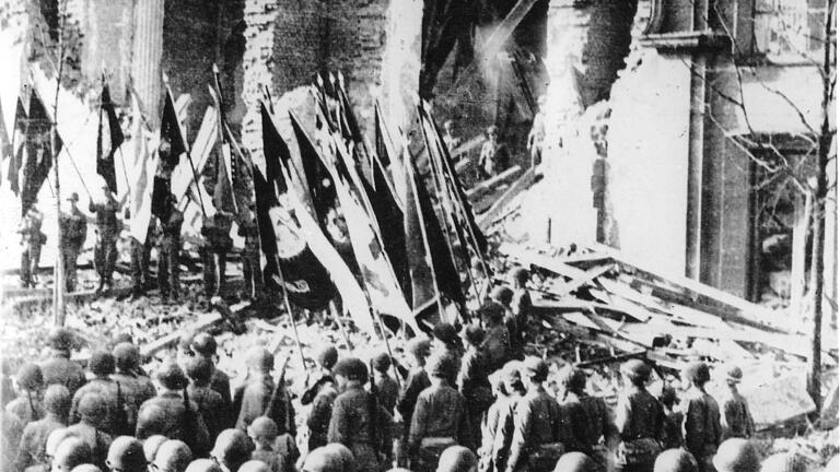 Sieges-Parade der amerikanischen Soldaten kurz nach dem Einmarsch in Schweinfurt, vermutlich im April 1945 vor der zerstörten Kilianskirche. Sieges-Parade der amerikanischen Soldaten kurz nach dem Einmarsch in Schweinfurt, vermutlich im April 1945 vor der zerstörten Kilianskirche.