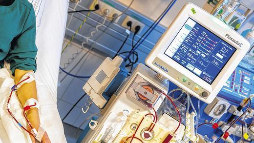 Belastende Situation: Wenn Nieren ihren Dienst versagen, hilft den Patienten nur noch die Dialyse, bis sie eine Spenderniere erhalten. Doch die Wartelisten sind lang. Das Symbolbild zeigt die Behandlung eines Nierenkranken per künstlicher Niere an der Medizinischen Hochschule Hannover. Belastende Situation: Wenn Nieren ihren Dienst versagen, hilft den Patienten nur noch die Dialyse, bis sie eine Spenderniere erhalten. Doch die Wartelisten sind lang. Das Symbolbild zeigt die Behandlung eines Nierenkranken per künstlicher Niere an der Medizinischen Hochschule Hannover.