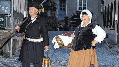 Ein Nachtwächter (Ewald Fischer) und eine Königsberger Bürgersfrau (Heidi Burkard) hießen die zahlreichen Gäste am Marktplatz willkommen.