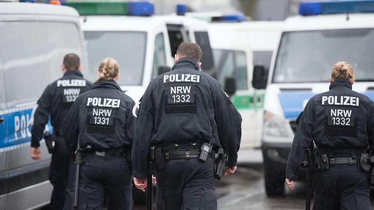 Polizeibeamte vor einem Erstaufnahmeauflager für Flüchtlinge.