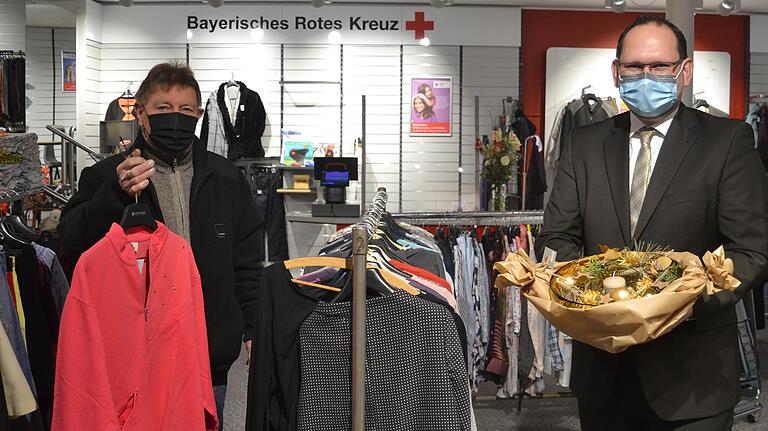 Der neue Rot-Kreuz-Laden mit Second-Hand-Kleidungsstücken eröffnete in der Karlstadter Alten Bahnhofsstraße. Im Bild der BRK-Kreisvorsitzende Eberhard Sinner (links) und Bürgermeister Michael Hombach.