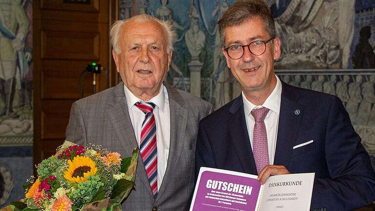 Seltenes Jubiläum: Altoberbürgermeister Jürgen Weber erhielt zu Beginn der Stadtratssitzung eine Auszeichnung von Oberbürgermeister Christian Schuchardt für seine 40 ehrenamtlichen Jahre im Würzburger Stadtrat.