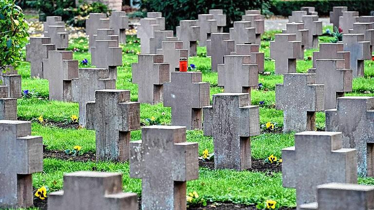 Kriegsgräberfeld       -  Ein Kriegsgräberfeld, aufgenommen auf dem Hauptfriedhof Karlsruhe (Baden-Württemberg). Am Volkstrauertag an diesem Sonntag wird traditionell der Millionen Toten beider Weltkriege und der Opfer des Nationalsozialismus gedacht.