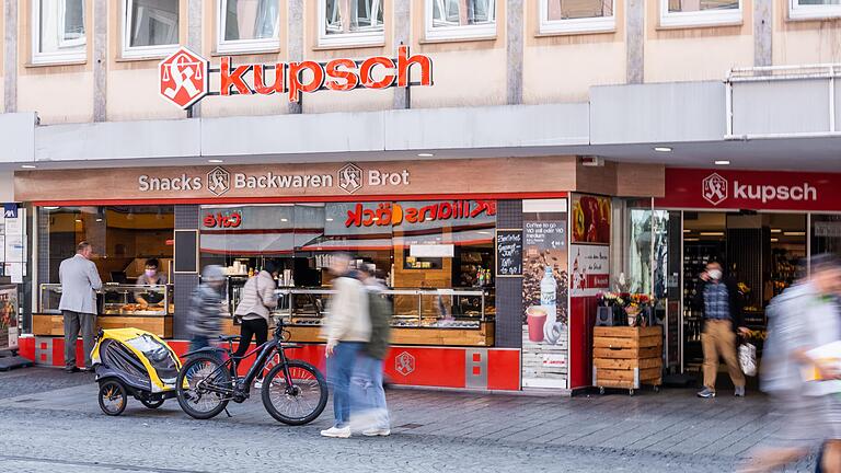 Wegen des Überfalls auf diesen Kupsch-Markt in der Würzburger Domstraße standen nun zwei junge Männer vor Gericht.