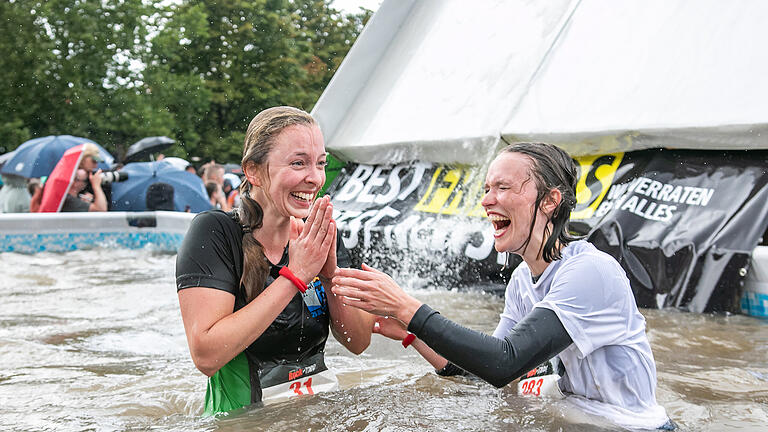 Rund 400 Kinder und knapp 900 Erwachsene machen am Sonntag 06.08.23 am Hindernislauf 'Rock the Race' in Würzburg mit.