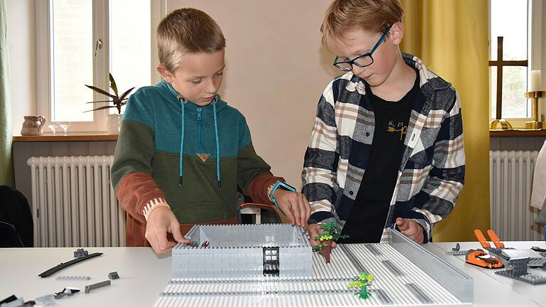 Emil (links) und Paul Kunz aus Unterschleichach bauten am ersten Lego-Projekt mit und sind auch beim neuen dabei. Die Brüder stellten sich den Fragen des Filmteams.