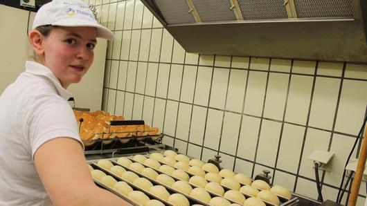 Konditormeisterin Johanna Leitsch backt reihenweise Krapfen in Erdnussöl.  Fotos: Borst       -  Konditormeisterin Johanna Leitsch backt reihenweise Krapfen in Erdnussöl.  Fotos: Borst