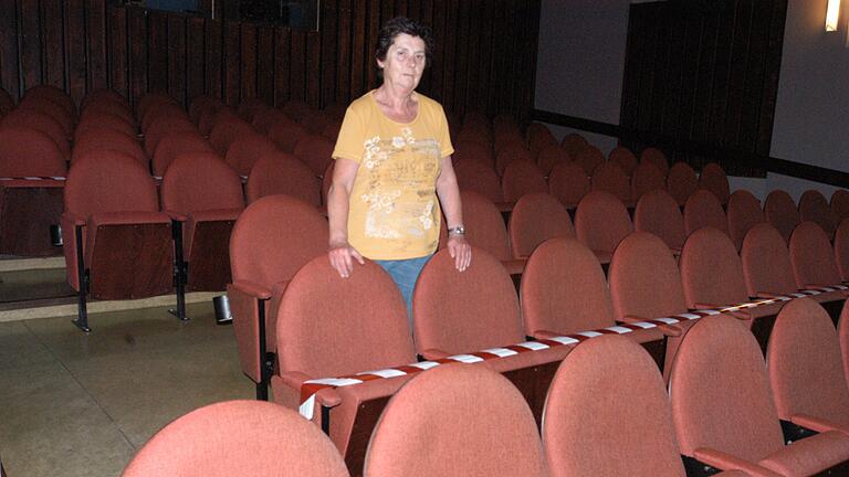 Das Foto zeigt Marianne Hahn (Chefin der Stadtsaal-Lichtspiele) kurz vor der Wiedereröffnung des Bad Königshofer Kinos. Noch immer muss jede zweite Sitzreihe gesperrt bleiben. Dennoch sind die Betreiber froh, dass sie wieder geöffnet haben und ziehen nun eine erste Bilanz.