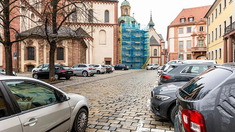 Oft gut belegt: Parkplätze am Paradeplatz hinterm Dom in Würzburg.