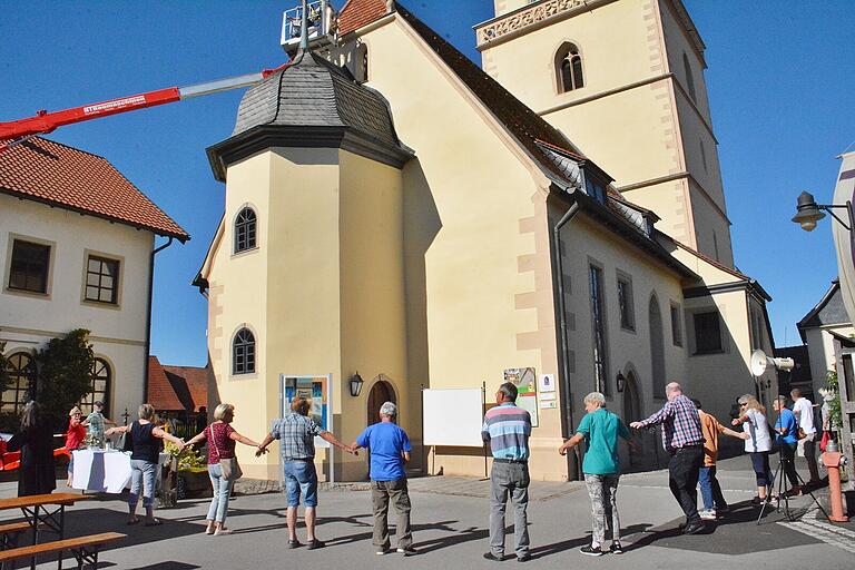 Zum Abschluss der Renovierungsmaßnahmen nahmen die Gäste die Sankt-Jakobus-Kirche symbolisch in den Arm.