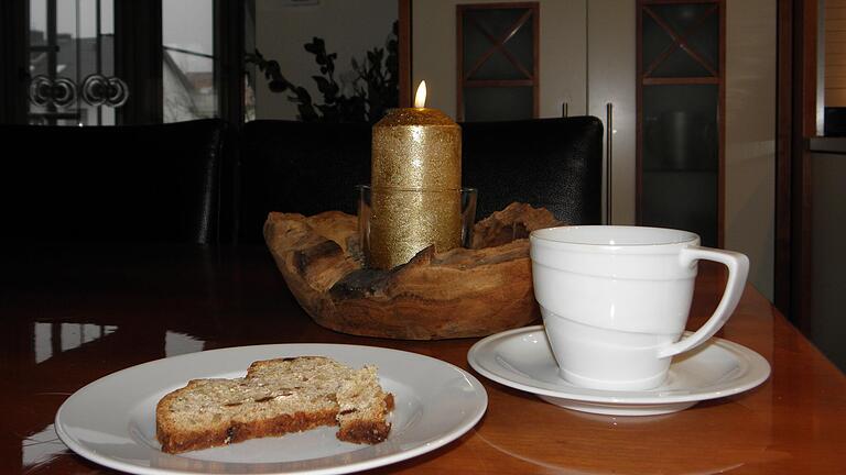 Marianne Rajec backt in der Adventszeit Quarkstollen, eine schnelle Alternative zu Christstollen. Ihre Wohnung hat sie schon weihnachtlich dekoriert, Quarkstollen und Kaffee warten auf den Verzehr.