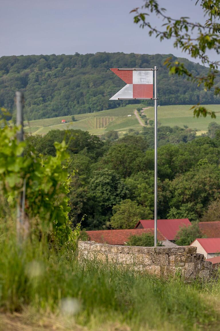 Blick auf das Silvanerdenkmal - einer der Punkte auf dem rund sechs Kilometer langen C5 in Castell (Lkr. Kitzingen). Blick auf das Silvanerdenkmal - einer der Punkte auf dem rund sechs Kilometer langen C5 in Castell (Lkr. Kitzingen).