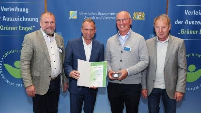 Aus der Hand von Umweltminister Thorsten Glauber nahm Pater Carl den 'Grünen Engel' für sein ehrenamtliches Engagement für den Klimaschutz in Empfang. Mit dabei Landrat Thomas Eberth (links) und Riedenheims Bürgermeister Edwin Fries. Aus der Hand von Umweltminister Thorsten Glauber nahm Pater Carl den 'Grünen Engel' für sein ehrenamtliches Engagement für den Klimaschutz in Empfang. Mit dabei Landrat Thomas Eberth (links) und Riedenheims Bürgermeister Edwin Fries.