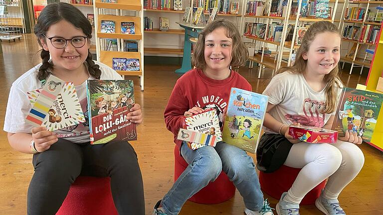 Unsere Vorleserinnen Emily Müller, Ilvy Harrelson und Charlotte Meyer mit ihren Geschichten.