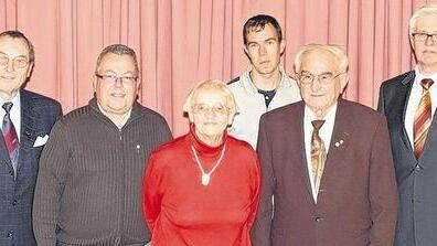 50 Jahre bei der Siedlergemeinschaft Bergl - Schweinfurt (b) Beim Adventlichen Abend der Siedlergemeinschaft Schweinfurt-Bergl wurden Alois Schmitt und Gunda Warmuth für 50-jährige Mitgliedschaft geehrt. Alois Schmitt war von 1962 bis 1991 Vorsitzender. Seit 2003 ist er Ehrenvorsitzender im Verein. Auch heute übt er noch das Amt des Gerätewarts aus. Er hat sämtliche Ehrungen und Auszeichnungen des Bayerischen Siedlerbundes erhalten. Vereinsvorsitzender Günther Hoffelner dankte ihm für sein geleistetes Engagement. Außerdem wurde Horst Neubert für 10-jährige Mitgliedschaft geehrt. Den Abend rundeten der Auftritt des Jugendchors Cucumber und ein gemütliches Beisammensein bei Glühwein und Christstollen ab. Im Bild von links: Bezirksvorsitzender Dieter Weidenhammer, Horst Neubert, Gunda Warmuth, Markus Schmitt, Alois Schmitt und Vorsitzender Günther Hoffelner. 50 Jahre bei der Siedlergemeinschaft Bergl - Schweinfurt (b) Beim Adventlichen Abend der Siedlergemeinschaft Schweinfurt-Bergl wurden Alois Schmitt und Gunda Warmuth für 50-jährige Mitgliedschaft geehrt. Alois Schmitt war von 1962 bis 1991 Vorsitzender. Seit 2003 ist er Ehrenvorsitzender im Verein. Auch heute übt er noch das Amt des Gerätewarts aus. Er hat sämtliche Ehrungen und Auszeichnungen des Bayerischen Siedlerbundes erhalten. Vereinsvorsitzender Günther Hoffelner dankte ihm für sein geleistetes Engagement. Außerdem wurde Horst Neubert für 10-jährige Mitgliedschaft geehrt. Den Abend rundeten der Auftritt des Jugendchors Cucumber und ein gemütliches Beisammensein bei Glühwein und Christstollen ab. Im Bild von links: Bezirksvorsitzender Dieter Weidenhammer, Horst Neubert, Gunda Warmuth, Markus Schmitt, Alois Schmitt und Vorsitzender Günther Hoffelner.