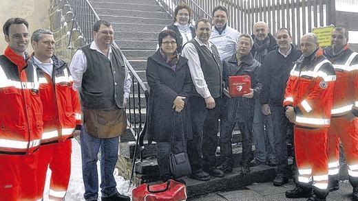 Vergelt's Gott: Doris und Elmar Schmitt dankten ihren Lebensrettern am Kloster Kreuzberg. Im Bild (von links): Stefan Ruß, Siegbert Kuhnen, Volkmar Nix, Doris Schmitt, Martina Kamm, Johann Zink, Andreas Suckfüll, Elmar Schmitt, Notarzt Markus Schmöger, Rettungsdienstleiter Heiko Stäblein, Sigmar Schön und Christian Holzheimer. Vergelt's Gott: Doris und Elmar Schmitt dankten ihren Lebensrettern am Kloster Kreuzberg. Im Bild (von links): Stefan Ruß, Siegbert Kuhnen, Volkmar Nix, Doris Schmitt, Martina Kamm, Johann Zink, Andreas Suckfüll, Elmar Schmitt, Notarzt Markus Schmöger, Rettungsdienstleiter Heiko Stäblein, Sigmar Schön und Christian Holzheimer.