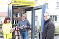 Neues Lesefutter entdecken, ausgelesene Bücher zur Verfügung stellen: die &bdquo;Bälmer Bücherkiste&ldquo; ist ein voller Erfolg. Dieses Fazit ziehen Ortsvorsteher Andreas Buchmann und die Unterstützerin Daniela Moll nach 100 Tagen. Häufig sieht man Bürger nach neuem Lesestoff stöbern, so wie hier im Bild.