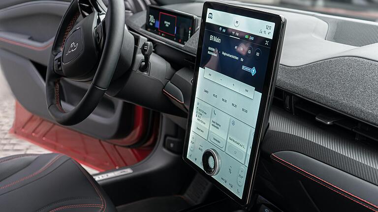 Ein Touchscreen im Ford Mustang Mach-E mit einem haptischen Drehsteller, der durchbruchsfrei auf der Oberfläche befestigt ist.