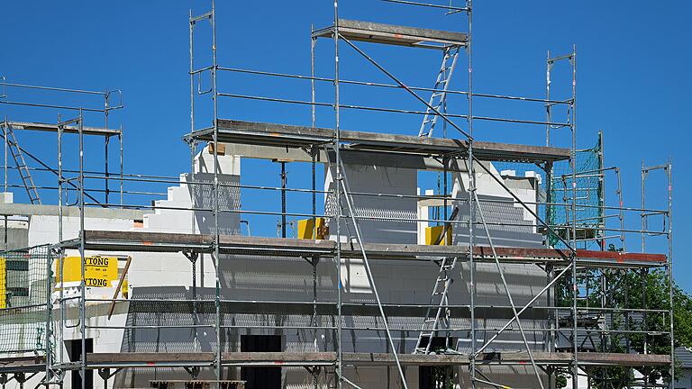&nbsp;Ein Baugerüst steht an der Fassade eines im Bau befindlichen Einfamilienhauses.