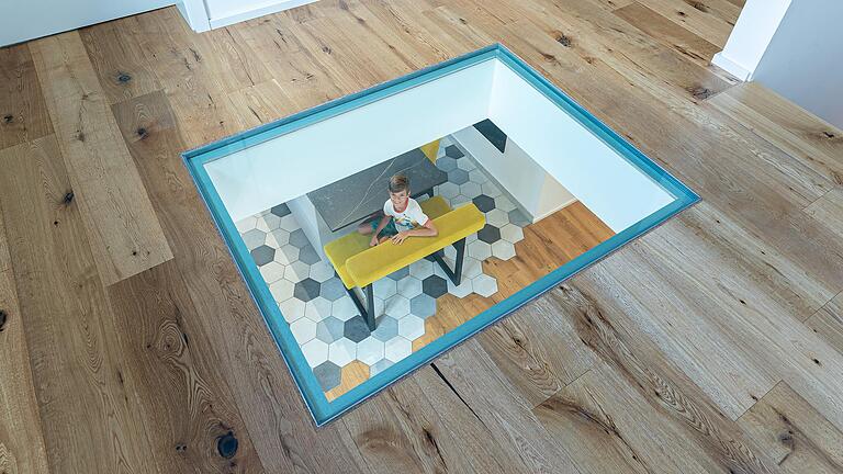 In der Decke vom Erd- zum Obergeschoss ermöglicht ein begehbares Glas den freien Blick In der Decke vom Erd- zum Obergeschoss ermöglicht ein begehbares Glas den freien Blick