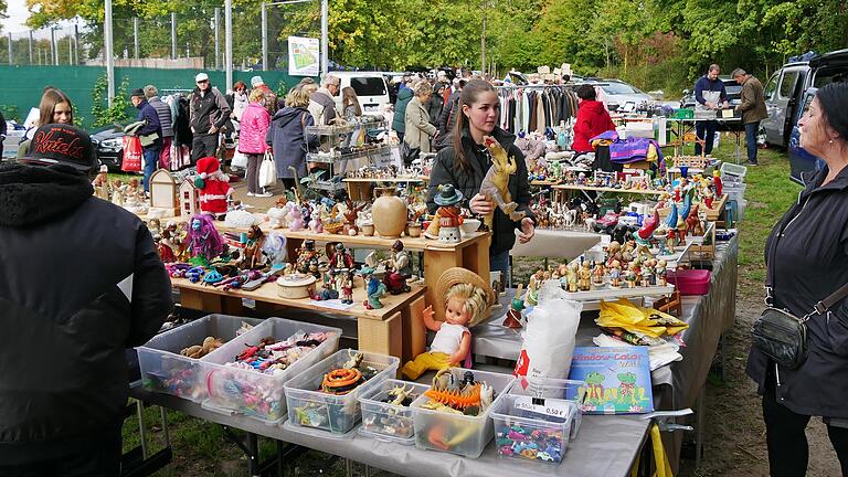 Wie auf diesem Symbolfoto kann man auch auf dem Flohmarkt des Kindergartens der Auferstehungskirche Schweinfurt Spielsachen und Kinderbekleidung finden. Wie auf diesem Symbolfoto kann man auch auf dem Flohmarkt des Kindergartens der Auferstehungskirche Schweinfurt Spielsachen und Kinderbekleidung finden.