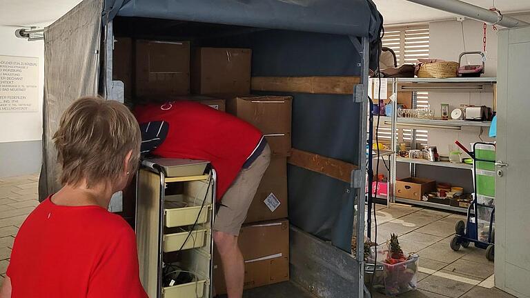 Ehrenamtliche Helfer beim Verladen der Hilfskartons. Ehrenamtliche Helfer beim Verladen der Hilfskartons.