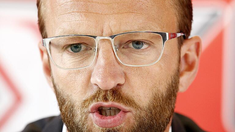 Dieter Wirsching, hier noch als Kickers-Trainer, ist nun im Aufsichtsrat des Würzburger Fußball-Zweitligisten tätig. Dieter Wirsching, hier noch als Kickers-Trainer, ist nun im Aufsichtsrat des Würzburger Fußball-Zweitligisten tätig.