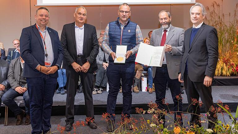 Große Freude über die 'Große Goldmedaille der BUGA 2021' herrscht zum Jahresende in drei Gärtnereibetrieben in Knetzgau und Haßfurt. Im Bild (von links): Ulrich Haage, Roland Roth, Dietmar Hofmann und Werner Pudell, sowie Thomas Schmidt.