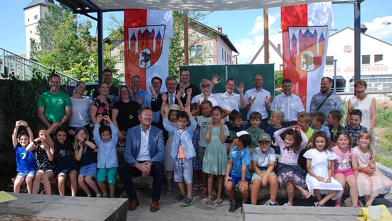 Nicht nur die Kinder, sondern auch die Erwachsenen waren begeistert vom grünen Klassenzimmer. Und so waren bei der Einweihung Mitglieder des Elternbeirates, des Lehrerkollegiums, des Stadtrates, der beteiligten Firmen, Bürgermeister Peter Juks und zur Segnung Pfarrer Johannes Müller und Kaplan Benjamin Schimmer mit dabei.