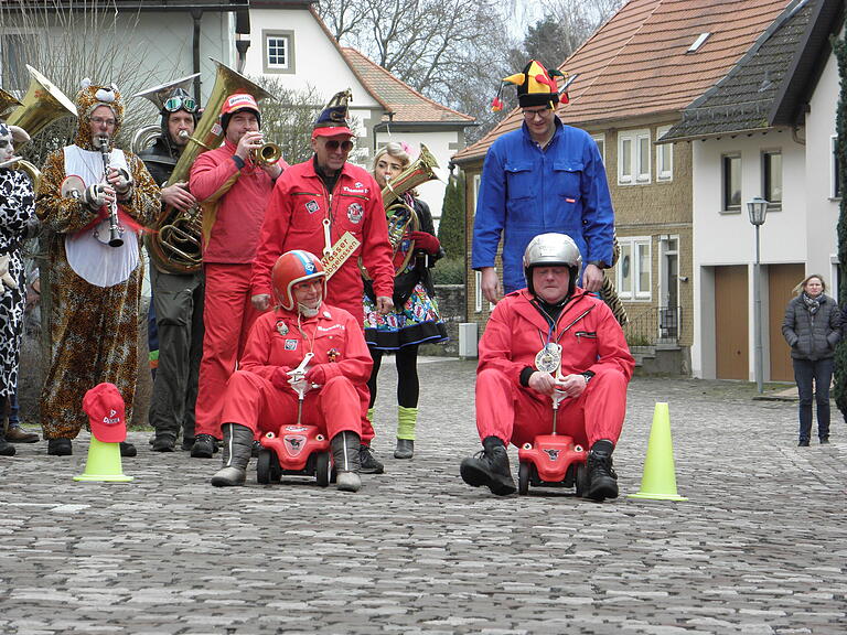 Prinzessin Barbara I. (links) lächelt entspannt, Bürgermeister Georg Seiffert scheint sich schon auf das bevorstehende Rennen zu konzentrieren. Prinzessin Barbara I. (links) lächelt entspannt, Bürgermeister Georg Seiffert scheint sich schon auf das bevorstehende Rennen zu konzentrieren.