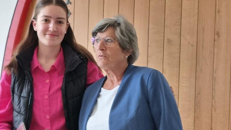 Charlotte Soth wurde von Brigitte Liebler als erste 16-jährige Wählerin im Wahllokal in Erlenbach begrüßt. Charlotte Soth wurde von Brigitte Liebler als erste 16-jährige Wählerin im Wahllokal in Erlenbach begrüßt.