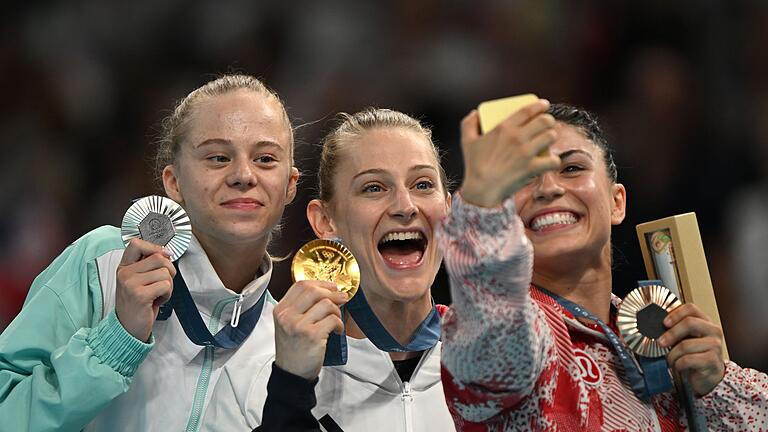 Paris 2024 - Trampolin       -  Wijaleta Bardsilouskaja (l) holte die erste Medaille einer Belarussin bei Olympia in Paris.