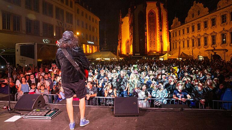 Auch in diesem Jahr wird es wieder Bühnen auf dem Marktplatz geben. Archivbild aus dem letzten Jahr beim Konzert von Bon's Balls.&nbsp;