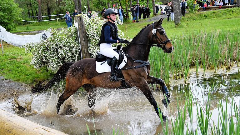 Bayerische und Fränkische Meisterschaft beim RFV Sulzthal       -  Zu den spektakulärsten Hindernissen auf der Sulzthaler Steige gehört der Wassergraben. Allerdings hält das idyllisch gelegene Gelände noch viele weitere Reitsport-Herausforderungen parat.