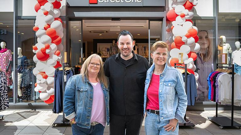 Das neue Team der Street-One-Filiale in Schweinfurt (von links): Sandra Rotsch, Inhaber Stefan Neumann und Sabine Pfeuffer. Das neue Team der Street-One-Filiale in Schweinfurt (von links): Sandra Rotsch, Inhaber Stefan Neumann und Sabine Pfeuffer.