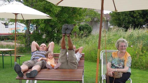 Bank der Generationen: Kind, Eltern und Großeltern finden hier Platz. Die kleine Marie Helene interessiert sich natürlich am meisten für den Spielplatz und die Kinderbastelecke, schreibt uns ihre Mama Cornelia aus Marktbreit - und gewinnt mit ihrem Bild den neunten Wochensieg. Herzlichen Glückwunsch!