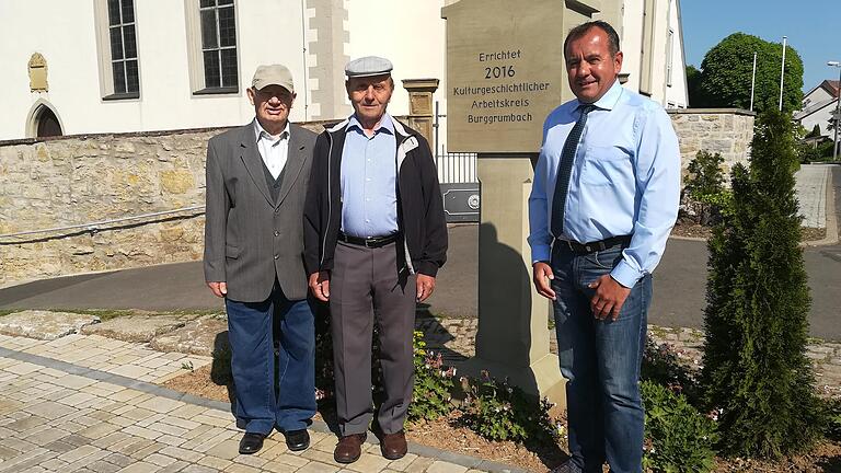 2017 hatte der Hubertusverein Burggrumbach noch 17 Mitglieder, inzwischen besteht er aus 157. Das Archivfoto zeigt Obmann Edgar Stumpf (links) mit Bürgermeister Alois Fischer (rechts), die das 100. Mitglied Bruno Ziegler vor einem Bildstock des 'Kulturgeschichtlichen Arbeitskreis Burggrumbach' begrüßen.