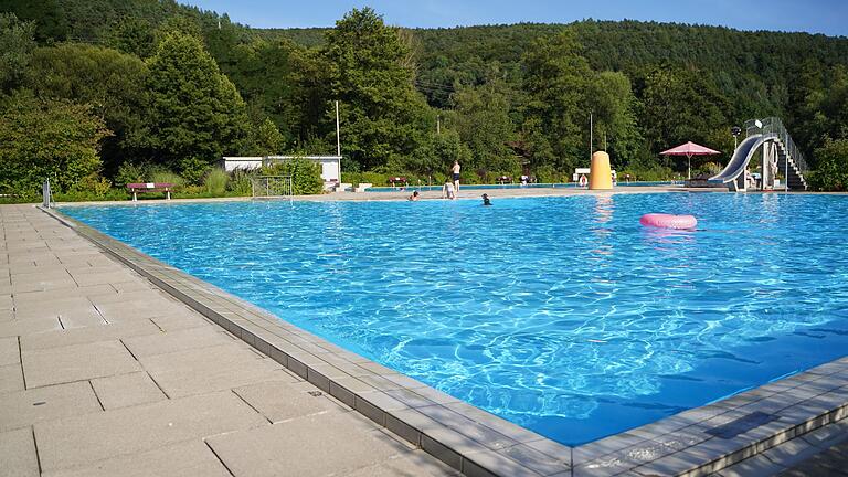 Noch zeigen die Badegäste coronabedingt Zurückhaltung beim Besuch des Burgsinner Freibades. Doch in der Gewissheit, dass das Bad bald wieder zum gewohnten Anziehungspunkt werde, beschloss der Marktgemeinderat, die aufwändige Sanierung mit zwei Millionen Euro im Haushalt der kommenden drei Jahre einzuplanen.