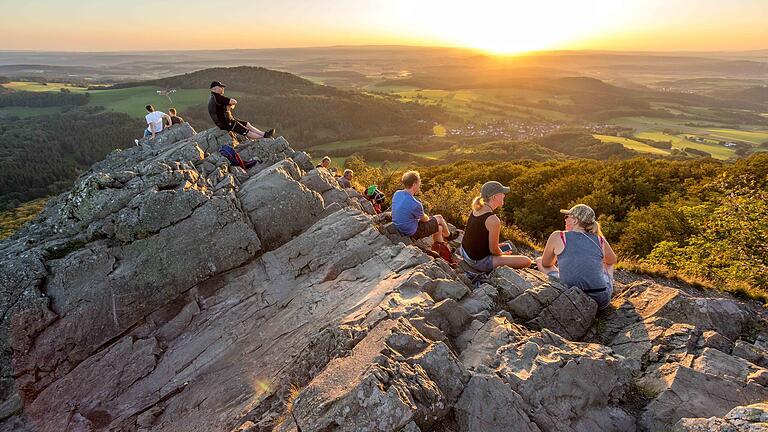 Die Milseburg ist ein sehr beliebtes Ziel und einer der bekanntesten Berge der Rhön. Der felsige und kahle Gipfel bietet einen traumhaften Ausblick mit dem Panorama der Wasserkuppe und ins Fuldatal. Besonders schön bei Sonnenuntergang. Die Milseburg ist ein sehr beliebtes Ziel und einer der bekanntesten Berge der Rhön. Der felsige und kahle Gipfel bietet einen traumhaften Ausblick mit dem Panorama der Wasserkuppe und ins Fuldatal. Besonders schön bei Sonnenuntergang.