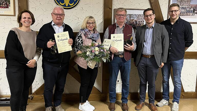 Die Ehrenmitglieder Josef Müller, Luise Müller und Kurt Müller, eingerahmt von den Vorsitzenden Maria Baier, Simon Bullinger und Christoph Bullinger.