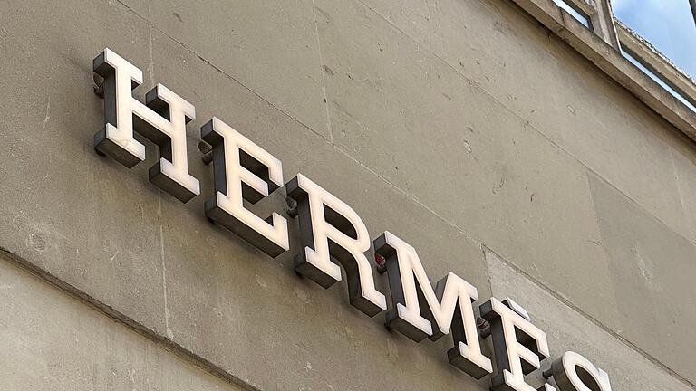 Markennamen       -  Hermès will im Zollkonflikt seine Kunden stärker zur Kasse bitten.
